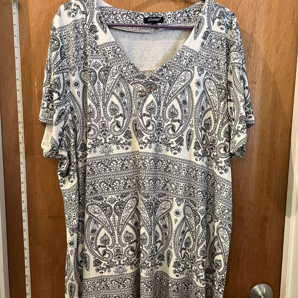 Size 4X - U.Vomade - White and Black Floral Short Sleeve Knit Pullover